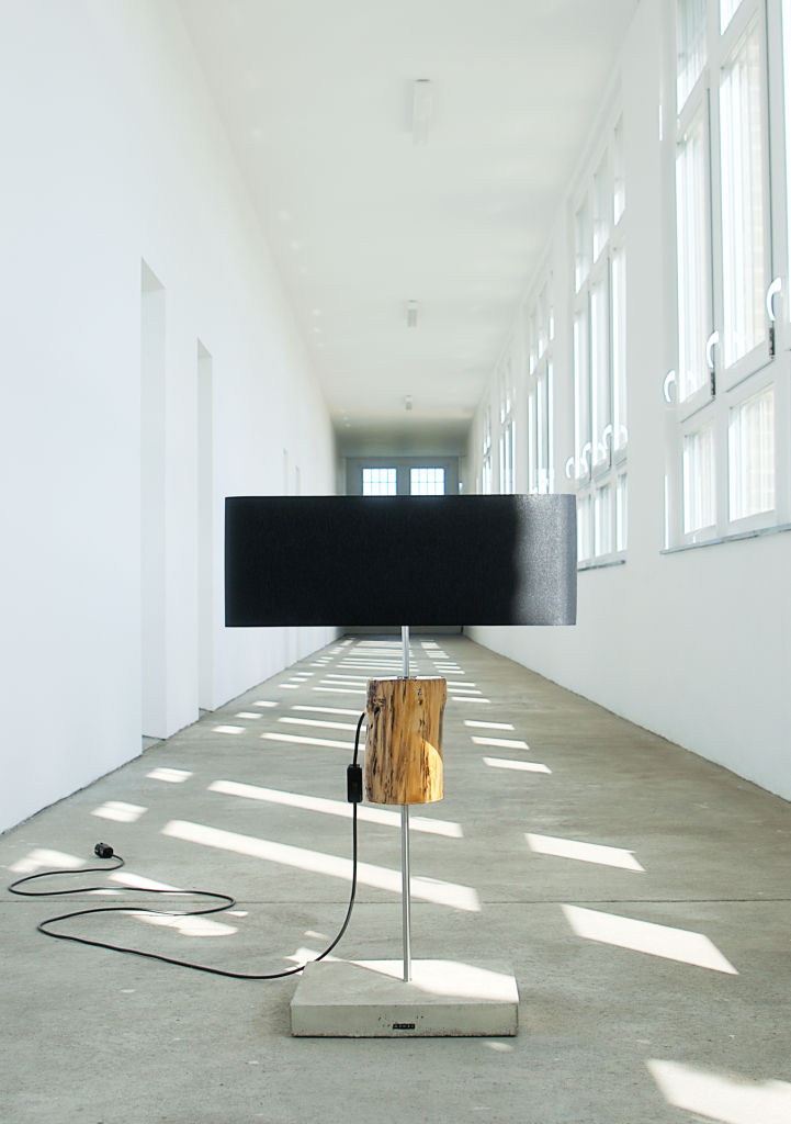 Exklusive Holz Stehlampe zwischen Kunst und Design von aenzo